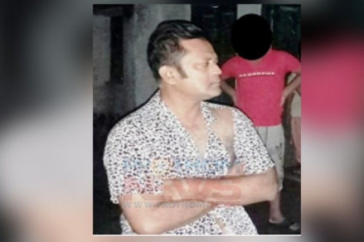 চুয়াডাঙ্গায় পিয়নের স্ত্রীর সাথে পরকীয়া, কর্মকর্তাকে গণধোলাই