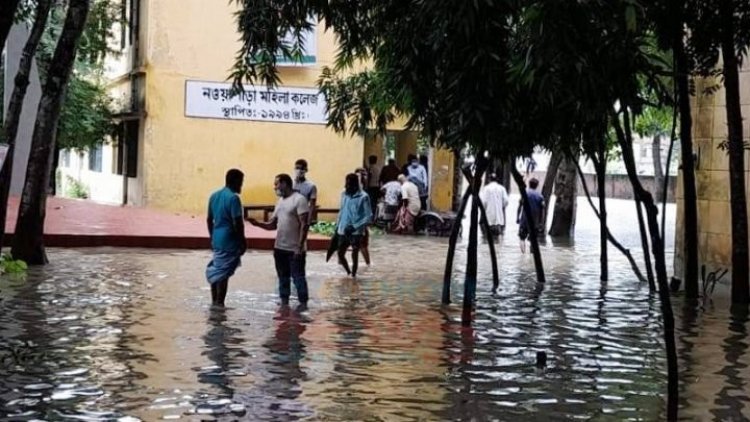 যশোরের নওয়াপাড়া মহিলা কলেজ ভোট কেন্দ্রে হাঁটুপানি মাড়িয়ে ভোটাররা