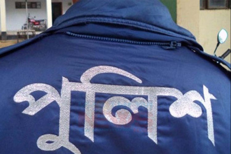 পুলিশে চাকরি করেছেন ১৮ বছর, ছুটিতে বাড়িতে এসে নিলেন ফাঁস