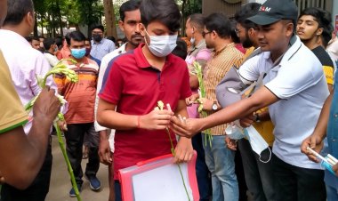 ঢাবি ‘ক’ ইউনিটের ভর্তি পরীক্ষা শিক্ষার্থীদের ফুল ও কলম বিতরণ ঢাবি ছাত্রদলের