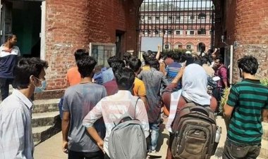 তালা ভেঙে ঢাকা বিশ্ববিদ্যালয়ের অমর একুশে হলে প্রবেশ  শিক্ষার্থীদের