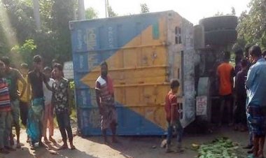 কুমিল্লায় কাভার্ডভ্যানচাপায় অটোরিকশাচালকসহ নিহত ২