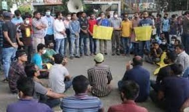 মণ্ডপে হামলার প্রতিবাদে শাহবাগে অবরোধ