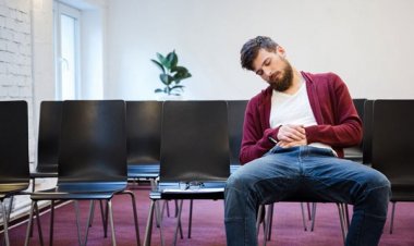 বসে ঘুমালে কী হতে পারে, জেনে নিন