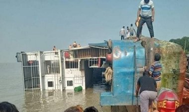 ১৭টি যানবাহনসহ পাটুরিয়ায় ডুবে গেছে ফেরি