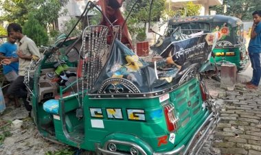 নোয়াখালীতে কাভার্ডভ্যানের ধাক্কায় দুই অটোরিকশা যাত্রী নিহত