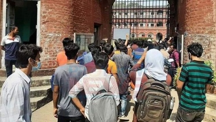 তালা ভেঙে ঢাকা বিশ্ববিদ্যালয়ের অমর একুশে হলে প্রবেশ শিক্ষার্থীদের