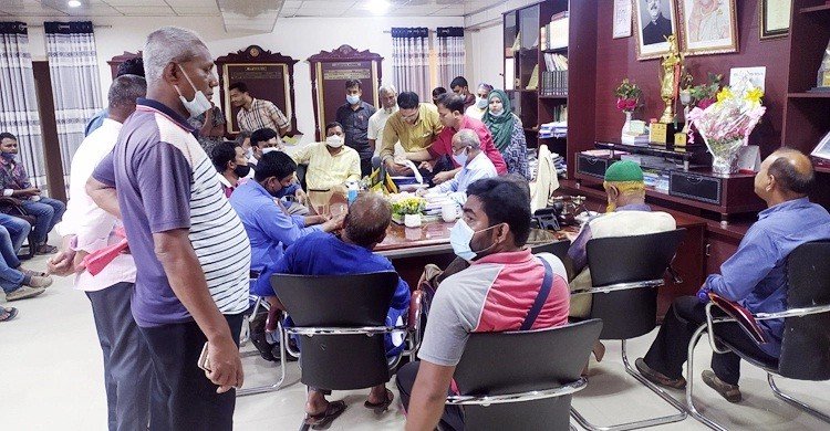 রংপুর সিটি মেয়রের কক্ষে অনুষ্ঠান চলাকালে ‘গুলি’
