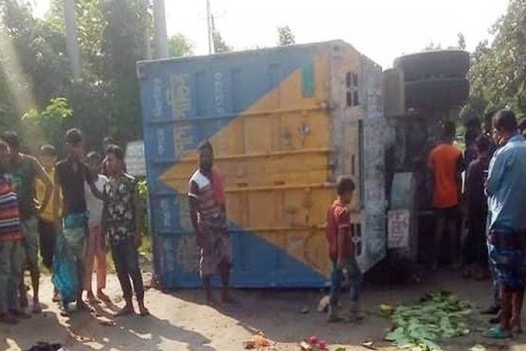 কুমিল্লায় কাভার্ডভ্যানচাপায় অটোরিকশাচালকসহ নিহত ২