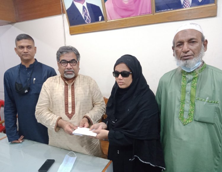 পুলিশের গুলিতে চোখ হারানো মেরী বেগমকে বিএনপির আর্থিক সহায়তা প্রদান