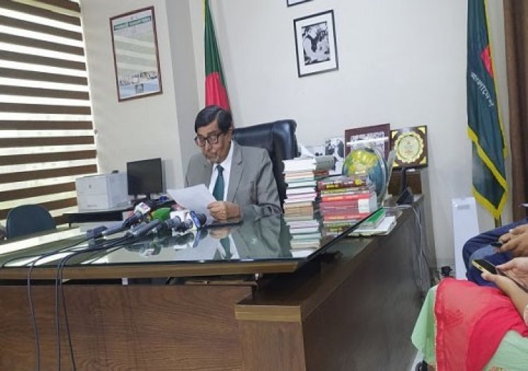 অন্ধকার ঘরে একটি কালো বিড়ালের মতো গণতন্ত্রকে খুঁজে ফিরি: ইসি মাহবুব