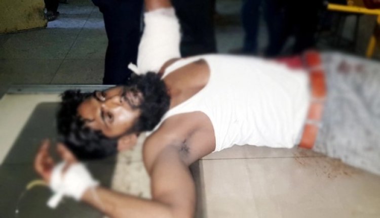 শ্যামলীতে মোটরসাইকেলের শোরুমে ডাকাতি, দুজনকে কুপিয়ে জখম