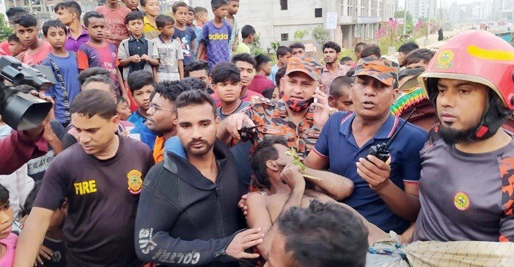 মিরপুরে খালে পড়ে নিখোঁজ ব্যক্তিকে ৬ ঘণ্টা পর জীবিত উদ্ধার