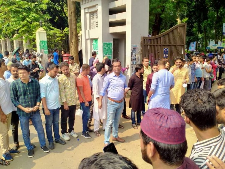 ঢাবি ‘গ’ ইউনিটের ভর্তি পরীক্ষার্থীদের ঢাবি ছাত্রদলের কলম দিয়ে শুভেচ্ছা