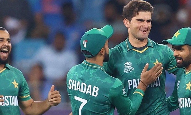পাকিস্তানের জয়ে আপ্লুত বাবরের বাবা কাঁদলেন গ্যালারিত