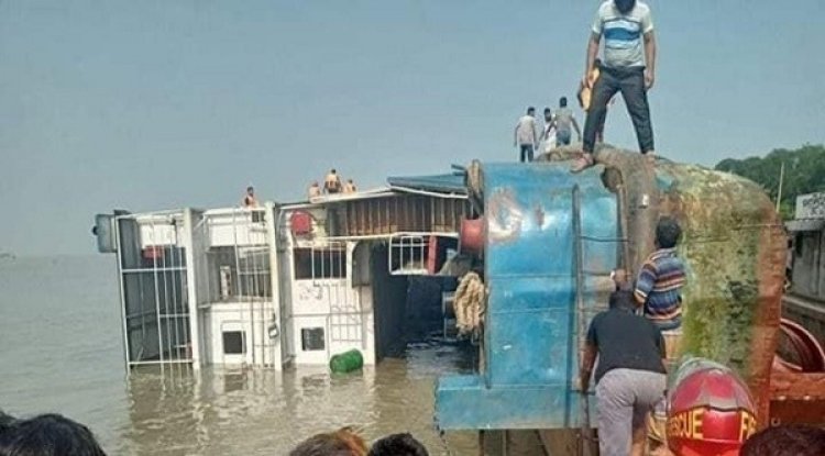 ১৭টি যানবাহনসহ পাটুরিয়ায় ডুবে গেছে ফেরি