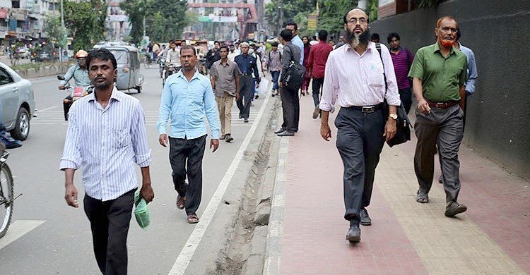 জীবিকার সন্ধানে ঢাকামুখী মানুষ, বাড়ছে জনঘনত্ব