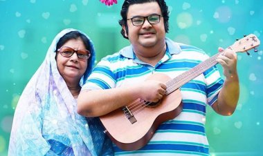 মাকে নিয়ে হাজির আনন্দ খালেদ