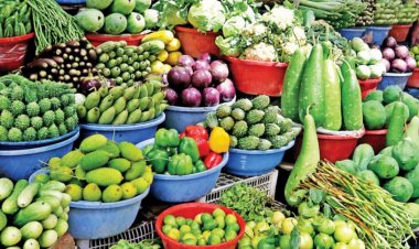 আগের দামেই বিক্রি হচ্ছে সবজি, এখনও বাড়তি পেঁয়াজের দাম