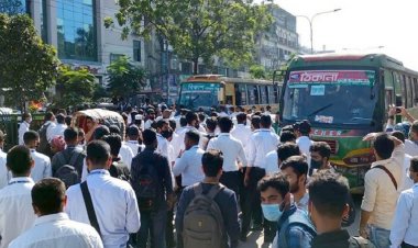 ঢাকা কলেজের সামনে বাস আটকে শিক্ষার্থীদের বিক্ষোভ