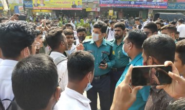 হাফ পাসের দাবিতে মোহাম্মদপুরে সড়ক অবরোধ