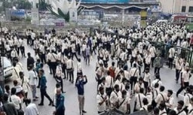 গাড়িচাপায় নটরডেম শিক্ষার্থী নিহতের প্রতিবাদে সড়ক অবরোধ