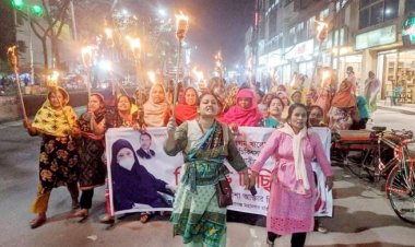 খালেদা জিয়ার চিকিৎসার দাবিতে মহিলা দলের মশাল মিছিল