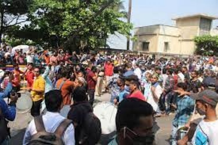 মান্নাতে আরিয়ানের ভক্তদের প্রচণ্ড ভিড়ে বহু মোবাইল চুরি