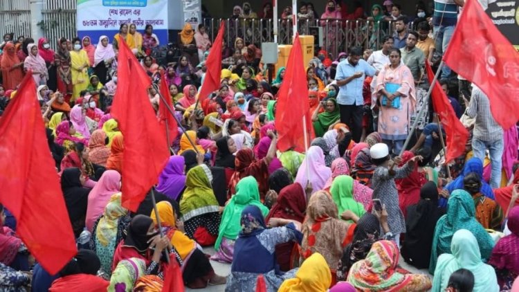 বকেয়া বেতনের দাবিতে টানা ৮ দিন শ্রমভবনের সামনে শ্রমিকদের অবস্থান