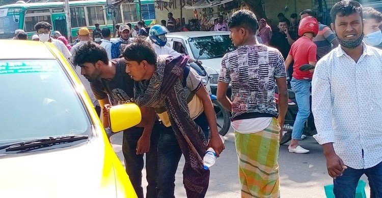 বাসের দেখা নেই: ১০০ টাকার ভাড়া ৫০০