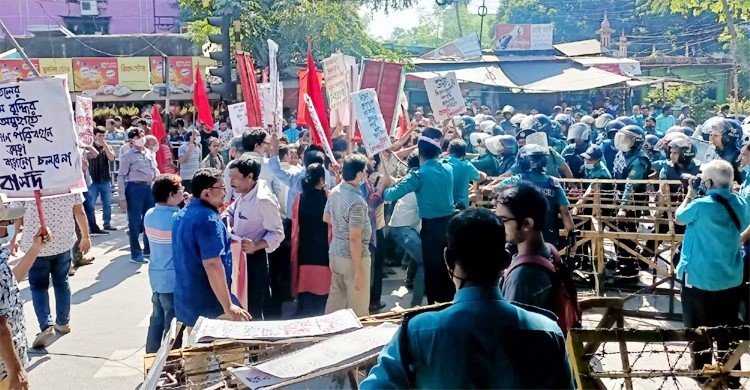 ভাড়া বৃদ্ধির প্রতিবাদে মন্ত্রণালয় ঘেরাওয়ে পুলিশের বাধা