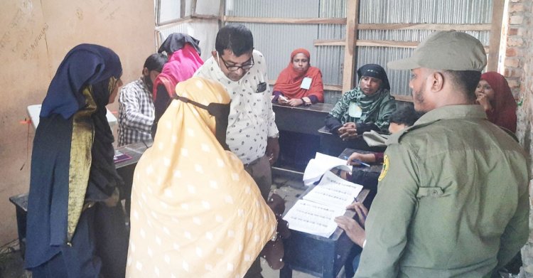 “হুনছি মাইনসের ভোট নাকি দিয়া দেয়, কেন্দ্রে যাওন লাগে না এইবার আইছিলাম ভোট দিতে তাও পারলাম না”