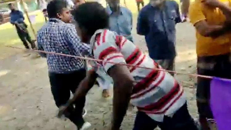 প্রকাশ্যে নৌকায় সিলে বাধা, সাংবাদিককে মারধরের অভিযোগ