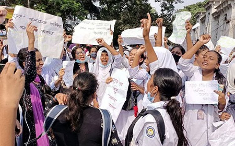 প্রকাশ্যে ধর্ষণের হুমকি বিক্ষোভ করছেন শিক্ষার্থীরা