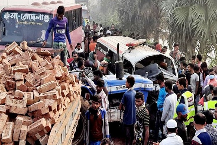 নাটোরে লাশ নিয়ে ফেরার পথে ত্রিমুখী সংঘর্ষে নিহত ১