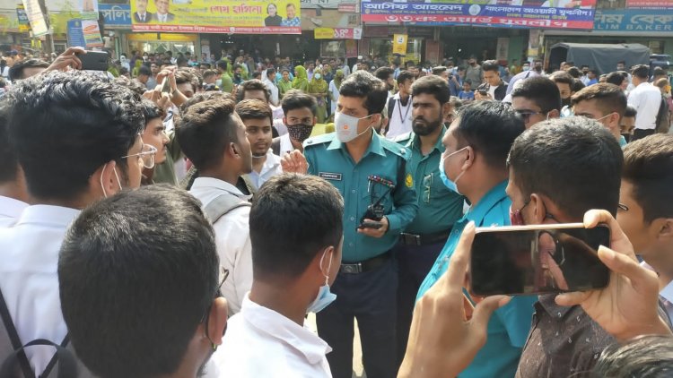 হাফ পাসের দাবিতে মোহাম্মদপুরে সড়ক অবরোধ