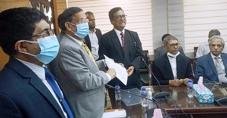 খালেদা জিয়াকে বিদেশে পাঠাতে আইনমন্ত্রীকে আইনজীবীদের স্মারকলিপি