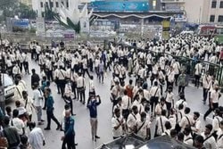 গাড়িচাপায় নটরডেম শিক্ষার্থী নিহতের প্রতিবাদে সড়ক অবরোধ