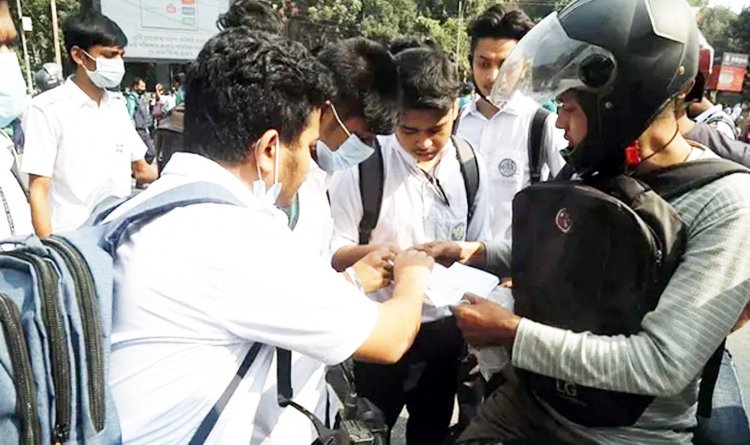রাপা প্লাজার সামনের সড়ক অবরোধ শিক্ষার্থীদের
