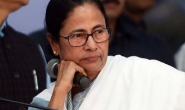  জাতীয় সংগীত ‘অবমাননা’, মমতার বিরুদ্ধে থানায় অভিযোগ