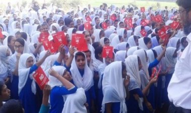 সড়কে অব্যস্থাপনা ও দুর্নীতি, লাল কার্ড দেখালো শিক্ষার্থীরা