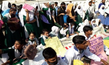 গাজীপুরে সড়ক অবরোধ করে শিক্ষার্থীদের বিক্ষোভ