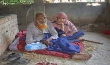 মেয়েকে নিয়ে প্রতিবেশীর গোয়ালঘরে  প্রতিবন্ধী মেয়েকে নিয়ে বৃদ্ধের আশ্রয়