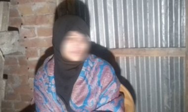 বিয়ের দাবিতে প্রেমিকের বাড়িতে অনশন