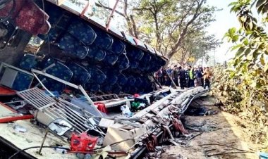 সিরাজগঞ্জে বাসচাপায় অটোভ্যানের ৫ যাত্রী নিহত