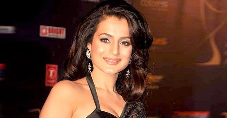 আমিশার বিরুদ্ধে গ্রেফতারি পরোয়ানা