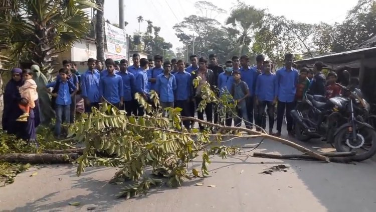 কক্সবাজার বিমানবন্দরে আটকা পড়া চার যাত্রীকে লিফটের দরজা ভেঙে উদ্ধার