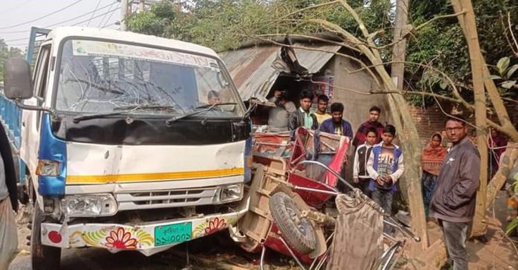 নবাবগঞ্জে পিকআপের ধাক্কায় নিহত ৩