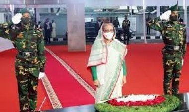 বঙ্গবন্ধুর প্রতিকৃতিতে প্রধানমন্ত্রীর শ্রদ্ধা