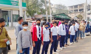 স্কুলে ভর্তি হতে না পেরে অভিভাবকসহ মহাসড়কে শিক্ষার্থীরা